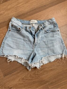 Abercrombie & Fitch Light Wash “the 90s relaxed cutoff shorts” Denim Shorts 28